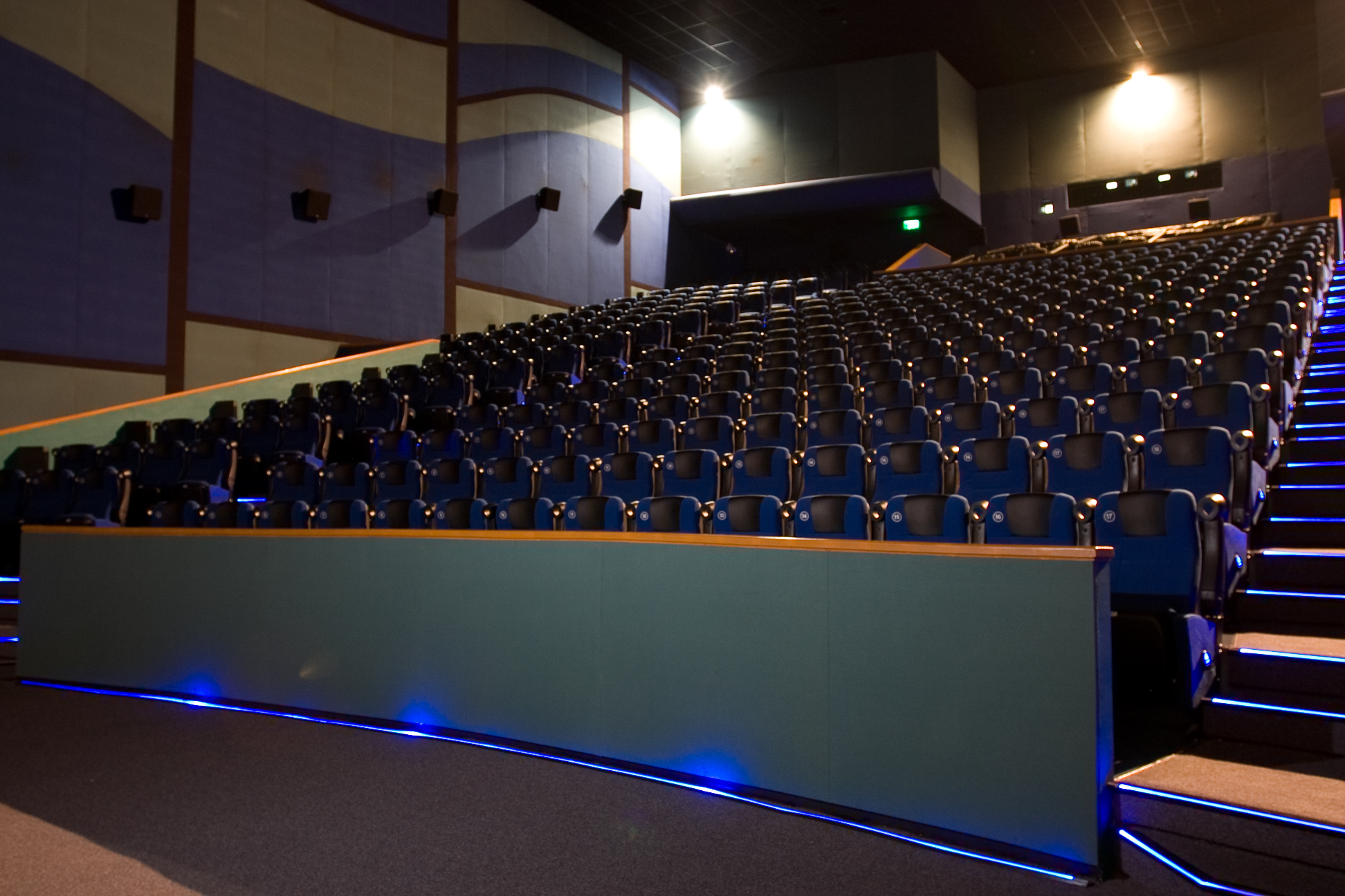 Хай синема. Цифровой 3d кинотеатр. Кинотеатр атмосфера зал Атмос. Техника кинотеатр.